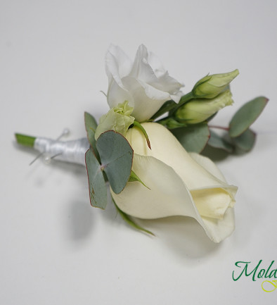 Бутоньерка из белой эустомы и розы Фото 394x433